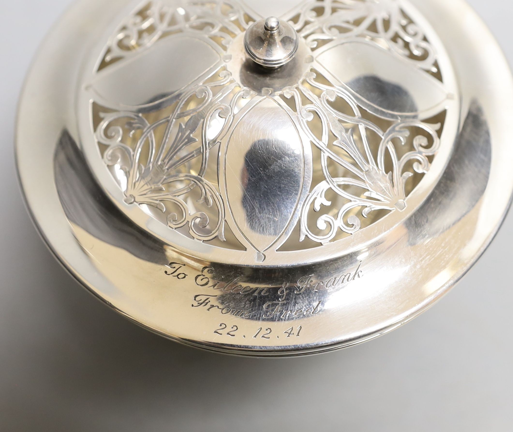 An Edwardian silver pot pourri bowl and cover, Goldsmiths & Silversmiths Co Ltd, with presentation inscription, London, 1906, diameter 11.6cm, 5oz.